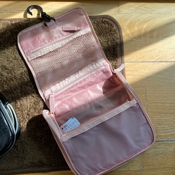 Bundle of assorted toiletry bags - Picture 13 of 14